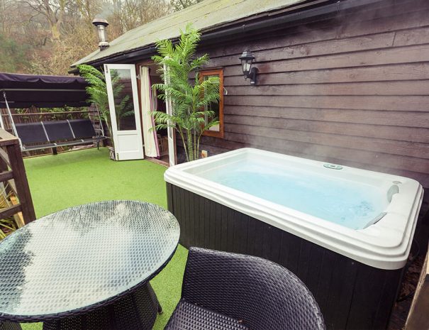 Love Shack Cabin & Hot Tub Luxury Bed and Breakfast in Bowness on Windermere, Windermere Spa Suites with Hot Tub